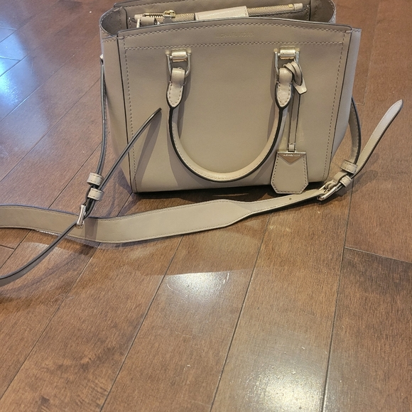 Michael Kors bag - Picture 3 of 8